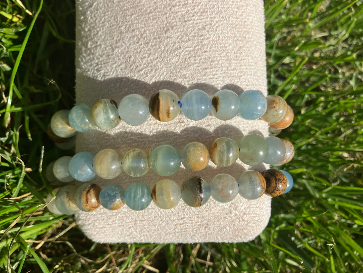 Bracelet Calcite bleue sur gangue nuances de bleu et de marron.