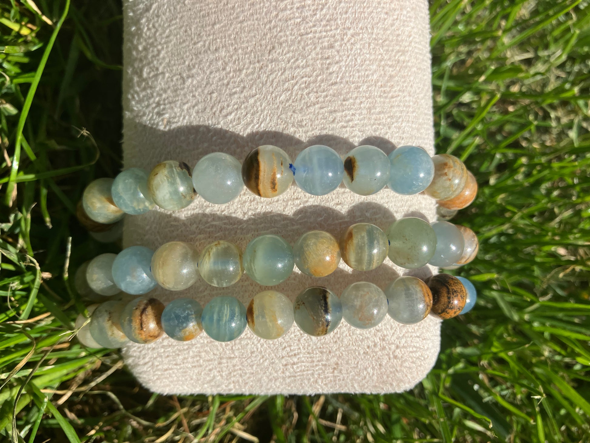 Bracelet Calcite bleue sur gangue nuances de bleu et de marron.